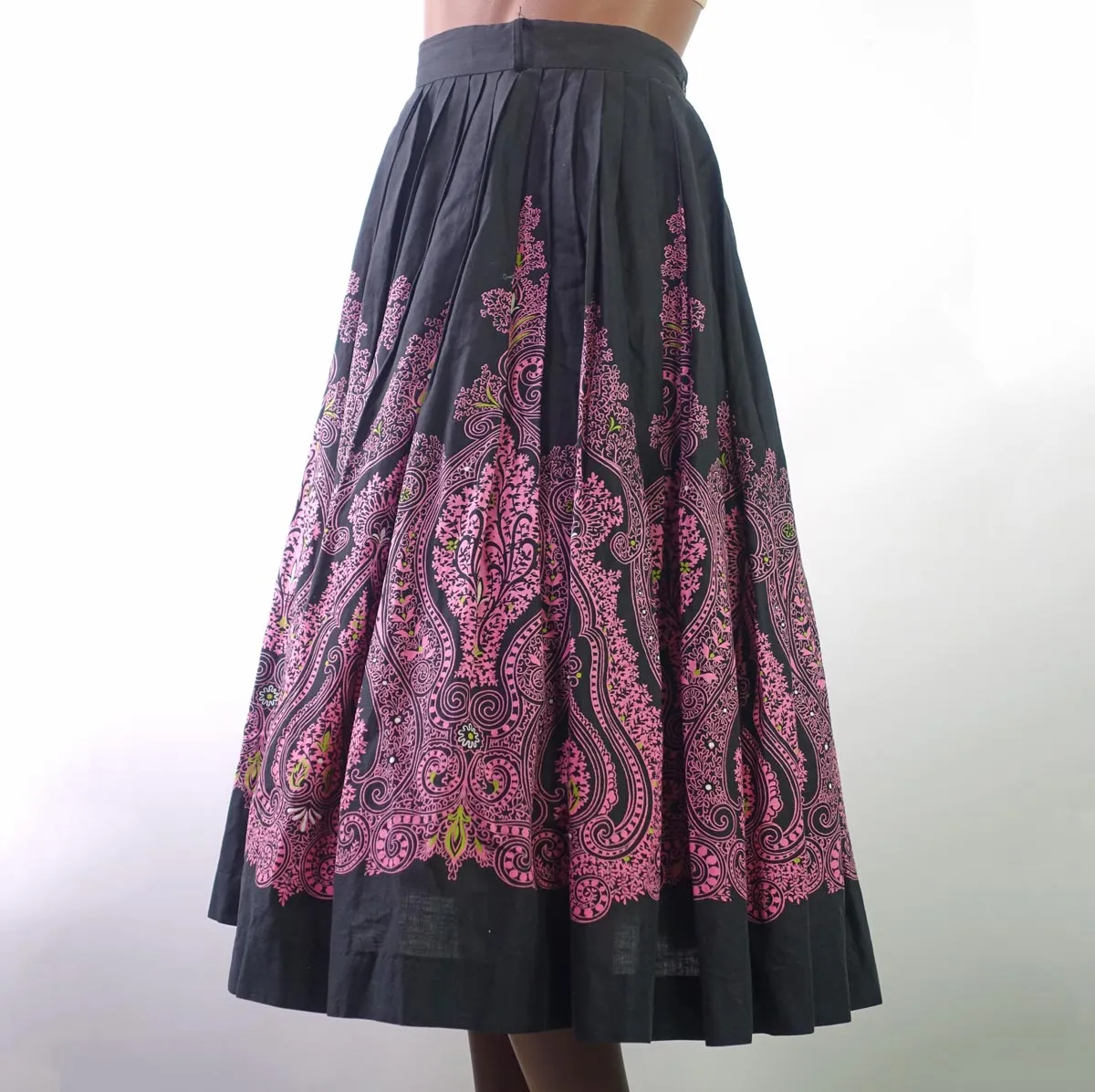 50s Full Skirt Women's Vintage 60s Paisley Print Black Pink VFG Medium Sears Kerrybrooke