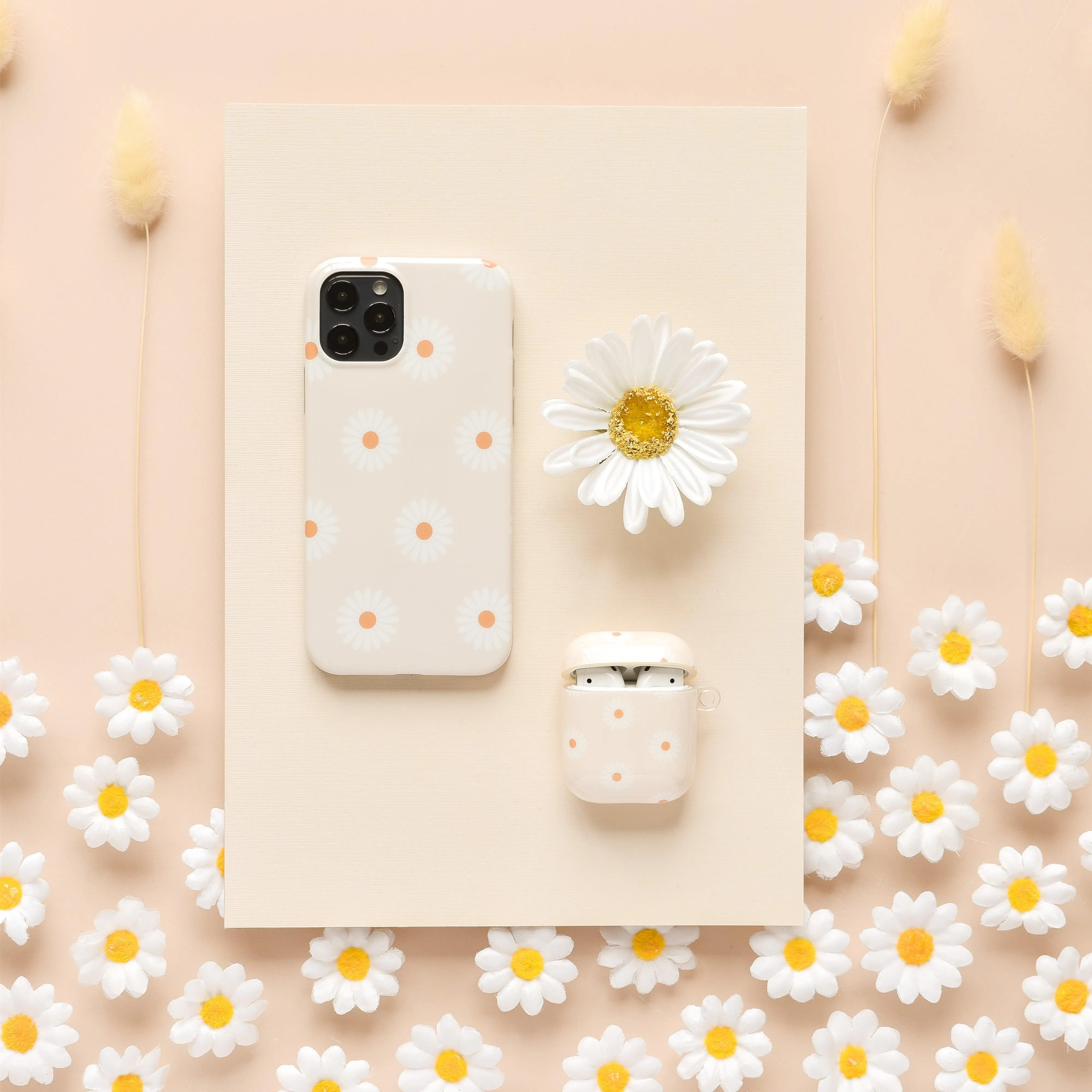 Airpods Case - Neutral Daisies